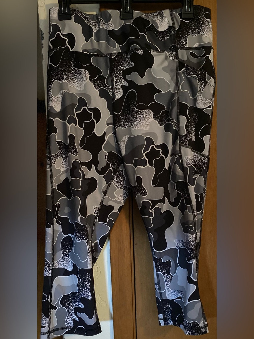 Avia Women's XL Camouflage Capri Leggings in a black and gray print